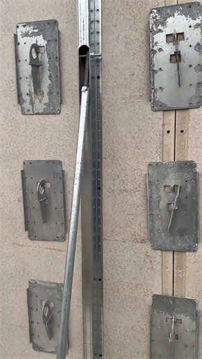 .​On installe, on coule, et le 2ème jour... le mur est FINALISÉ. 🤯​Est-ce que vous croyez que c'est