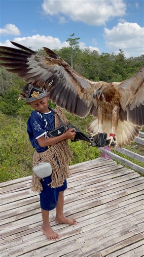 A shrill shout from the tarzan boy to call the eagle king #animals #nature