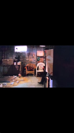 ▪️Faux raccord▪️ Quand Zankou envoi les sœurs dans le décor, Phœbe tombe avec des chaussures à talons et se relève avec des baskets #charmed #Season7 | Charmed -France-