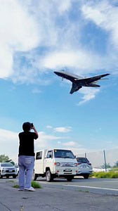Akala ko SPACE SHIP! Ang ganda mo talaga! Parinig nga ng isa 🔊🫨😍 Ang Dassault Falcon 900B ay isang tri-jet business jet na kilala sa kanyang long-range capabilities at komportableng cabin. Ito ay isang popular para sa private at corporate aviation dahil sa bilis, efficiency, and luxurious amenities. #aviation #aviationphotography #avgeek #Philippines #AvGeekPH #planespotting #jervymarquezreyes | Jervy Marquez Reyes