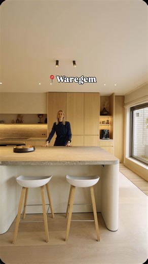 TE KOOP WAREGEM - Dit uitzonderlijke penthouse met 3 slaapkamers combineert hoogstaande afwerking, ruimte en privacy met een unieke ligging vlak bij park Baron Casier en de Markt van Waregem 🤩 Hier kom je rechtstreeks uit de lift het appartement binnen, geniet je van een royale leefruimte met luxe open keuken en eiland, drie volwaardige slaapkamers, twee verfijnde badkamers en zonovergoten terrassen langs voor- én achterzijde! 📍Keukeldam, Waregem ✉️ Meer info of een bezoek via charlotte@immobe