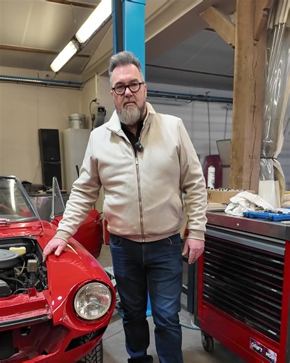 📚 David présente la Fiat 124 Spider. Chez Lady Art Car, il revient sur cette icône italienne et sur les détails techniques qui ont marqué son époque 🔧 📝 Et vous, que retenez-vous du charme de cette Spider ? Dites-le en commentaires ! ⬇️ 📺 Retrouvez Vintage Mecanic en replay sur RMC BFM Play et chaque mardi à 21h10 pour un épisode inédit de la saison 10 ! 🔧 | Vintage Mecanic