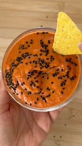 Une tartinade qui fait du bien à ton corps et à ton microbiote Cette tartinade à base de poivrons rouges est un vrai concentré d’antioxydants 🌶️ Elle aide à calmer l’inflammation, à soutenir le foie et à nourrir le microbiote. ✨ Les bienfaits : • Poivrons rouges : riches en caroténoïdes et polyphénols, leurs antioxydants sont mieux libérés après cuisson. • Ail cru : aide à réduire l’inflammation et soutient le microbiote intestinal. • Tahini : source de bons gras et de calcium, il diminue le st