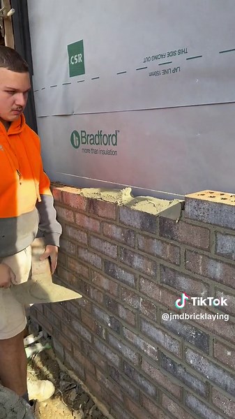 Apprentice update with brick saw cutting #bricklaying #bricktok #fyp #work #tradie #bricklayer #australia #apprentice