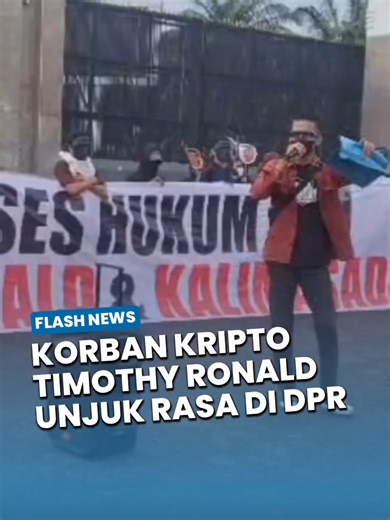 Mengadu ke DPR RI, 30 Ribu Korban Kripto Timothy Ronald Merugi Rp 600 Miliar JAKARTA - Kasus dugaan penipuan berkedok edukasi kripto yang menyeret nama influencer Timothy Ronald dan rekannya, Kalimasada, rupanya belum berakhir. Sekitar puluhan orang mewakili 30 ribuan korban kripto Timothy Ronald dan Kalimasada, turun demo di depan gedung DPR RI, Jakarta Pusat, Kamis (5/3/2026). ----- Sumber: Warta Kota Videografer: Arie Puji Waluyo Editor: Gerald Leonardo Agustino Uploader: Gus Yogi #tomothyron