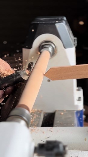 #木工 #木工職人 #治具 治具とは、製造や加工、検査などの工程で製品を保持・位置決めするための装置や器具のことを指します。様々な工業分野で使用されており、生産効率や品質向上に大きく寄与しています。以下に、治具の種類や重要性、使用例などについて詳しく説明します。 **治具の種類:** 1. **位置決め治具:** 製品の部品を正確な位置に保持するための治具。穴あけや組み立て作業などで使用されます。 2. **保持治具:** 加工中の製品を固定し、ずれないように保持するための治具。削りだしや切削加工に利用されます。 3. **検査治具:** 製品の寸法や形状などを検査する際に使用される治具。製品の品質を確保するために欠かせません。 4. **組み立て治具:** 複数の部品を組み立てる際に使用される治具。自動組み立てラインなどで効率的な作業を可能にします。 **治具の重要性:** 1. **一貫性と品質向上:** 治具を使用することで、製品の加工や検査が一貫性を持って行われ、品質向上につながります。 2. **生産効率の向上:** 治具を活用することで、作業者が製品を正確に保持・位置決めす