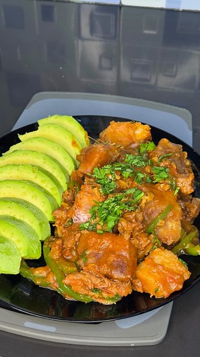 Cooking With Kev on Instagram: "STEWED ARROW ROOTS Ingredients 2 large arrow roots 400gms beef cubes 2 chopped onion 3 sliced tomatoes 1/2 tsp Royco black pepper 1 green pepper 1 tsp Royco paprika powder Salt to taste 1 tbsp Royco mchuzi mix Some cooking oil 1 cup beef broth Dhania Into a pot add beef, some water and let it cook until tender Add some cooking oil and onion Add tomatoes and simmer until soft Add paprika, black pepper and salt Add your diced arrowroot and stir Dissolve royco mchuzi