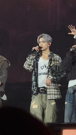 ENHYPEN Live Performance: Sunghoon and Heeseung Moments