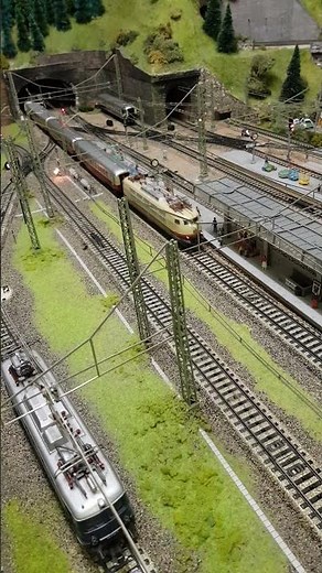 Modelleisenbahn: Schnellfahrlok 103 mit TEE, Tin-Plate-Ausführung Weißblech, Klassiker Märklin H0