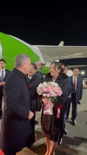 英利 アルフィヤ (Arfiya Eri) on Instagram: "(2/2) シャフカット・ミルジヨーエフ ウズベキスタン共和国大統領を、林大臣と共にお迎えしました🇯🇵🇺🇿 ウズベク語でお声がけをいただき、これまでの政務官就任ならびに衆議院議員当選に温かいお祝いの言葉を頂戴しました。また、日本で育ちながらもウズベクのルーツを大切にし、言語や文化への理解を深めてきた点についても過分なお言葉を賜り、美しいお花までお贈りいただきました🌸 Welcoming H. E. Mr. Shavkat MIRZIYOYEV, President of the Republic of Uzbekistan, to Japan 🇯🇵🇺🇿 We spoke in Uzbek and Uyghur! 12月19日-20日の間、東京で開催される「中央アジア＋日本」対話(CA+JAD)初の首脳会合に出席されます。 From December 19 to 20, he will be attending the Summit of the “Central Asia plus Japan”