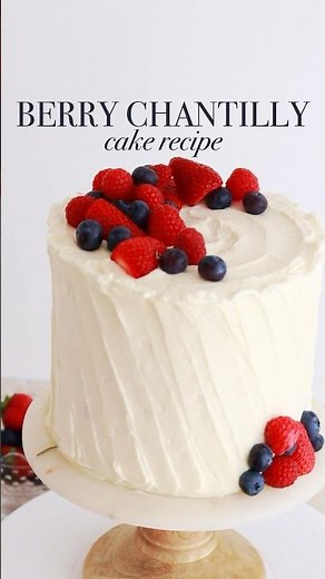 This copycat Whole Foods Berry Chantilly Cake recipe is the ideal summer cake #cake #cakedecorating