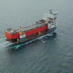 BOSKALIS semi-submersible heavy transport vessel "BOKA Vanguard" loaded with Equinor’s impressive 70,000-ton "Johan Castberg" FPSO voyage from Singapore to Norway After sailing approximately 12,500 nautical miles, the vessel will arrive in Høylandsbygd tomorrow morning, where she will unload the brand new FPSO. Video: Flying Focus #offshore #heavylifting #heavylift #norway #singapore | IPS Baltics