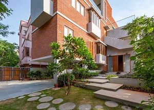 The Gully Home / MAARS Design