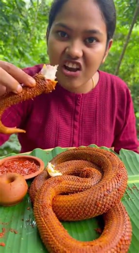 Snake ASMR eating | Snake eating | relax ASMR | Snake Eating style #cute #entertaininganimals #asmr