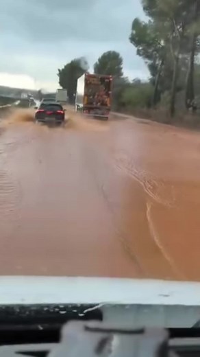 ⚠️ Precaución en la A-4 en Guarromán (Jaén) Atención a los conductores: acumulación de agua en la autovía A-4, a la altura de Guarromán (km 280) sentido Sevilla 🚗💦 Reducir la velocidad, aumenten la distancia de seguridad y extremar la precaución al circular por la zona. 🚨 Mantenerse atentos a las indicaciones de tráfico.