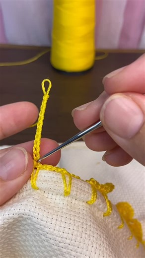 @crochetgelly2024 on Instagram: "Bordes de Crochet Fáciles y Delicados para Principiantes 🧶✨ ¿Te encantan los detalles delicados en crochet? 💕 Hoy te comparto un borde fácil y bonito, ideal para decorar paños de cocina, toallas o mantitas. Perfecto si estás comenzando y quieres aprender puntos lindos sin complicaciones. 🧵 Materiales básicos 🧵 Paso a paso sencillo 🧵 Resultado hermoso Si quieres aprender más y recibir recetas gratuitas de amigurumi y crochet, te dejé un regalo especial en mi