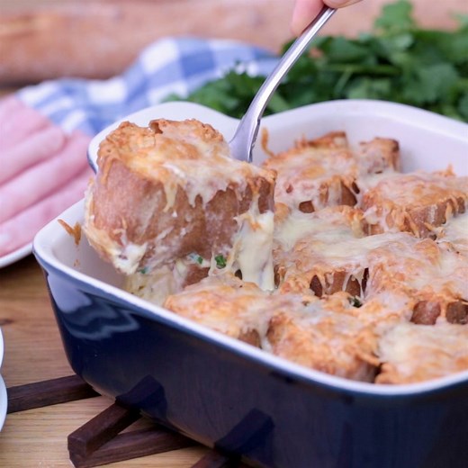 382K views · 1.3K reactions | Du pain garni de fromage à raclette et de jambon et servi en gratin, c'est le summum de la gourmandise ! Les 50 meilleures recettes de Demotivateur Food enfin réunies dans un livre ! Disponible ici : https://shop.demotivateur.fr | Demotivateur Food | Facebook