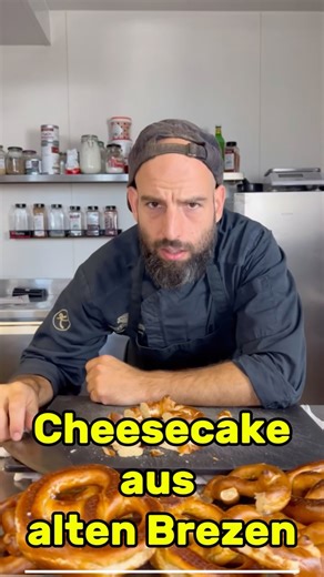 Schoko-Cheesecake mit Brezen-Butter-Boden (26 cm Form) Boden: 200 g geröstete Brezen mit 100 g geschmolzener Butter (optional) 40 g Zucker mischen. Füllung: 600 g Frischkäse, 200 g Schmand, 150 g Zucker, 1 Prise Salz cremig rühren. 4 Eier nacheinander einarbeiten. 200 g geschmolzene Zartbitterschokolade 30 g Kakaopulver unterrühren. Backen: Auf den Boden geben und bei 160 °C (O/U) 40 Min backen. Im ausgeschalteten Ofen 1 Std. ruhen lassen, dann kalt stellen (mind. 4 Std.). #slowfood #rezepte #sc