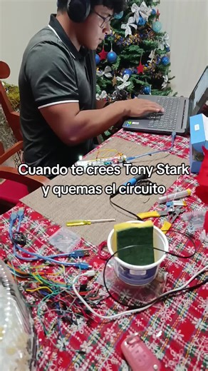 Cortocircuito en el Taller: Humor y Electrónica DIY