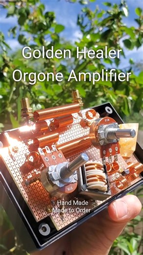 We rarely get the chance to make a Golden Healer Orgone Amplifier, so we were very excited when this Belgian client selected their combination! This lovely specimen is rich in hematite inclusions, and was mixed with an incredible selection of colors to create a romantic mood 😍 For anyone planning to build their own OA we highly recommend inspecting crystals in person. This specimen was collected at the 2023 Denver Gem show for its cut, clarity, and stunning mineral content! For more info about 