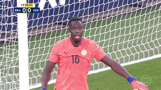 Aos 8 min do 1º tempo - chute de dentro da área defendido de Vini Jr do Brasil contra o Senegal