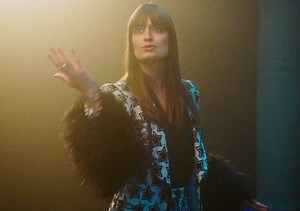 Clara Luciani célèbre la sortie de son deuxième disque avec le clip de “Respire Encore” | Les Inrocks