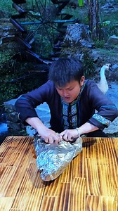 8.4M views · 76K reactions | 兔子好可爱，多家辣椒不加蒜【苗族小宇】Rabbit is so cute, don't add garlic to the spicy food #苗族小宇 #美食 #农村 #日常 #food #cooking #delicious | 苗族小宇 | Facebook