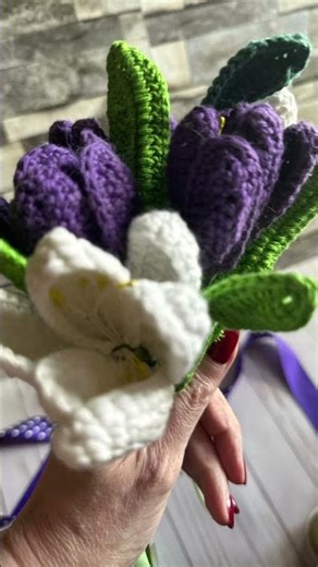 Crochet a beautiful spring wreath, using a Dollar tree, floral accents, and yarn ￼
