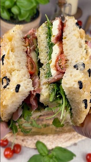 🤌 This focaccia sandwich tastes like Italy in one bite 💚🤍❤️