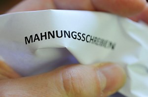 Gefälschte Mahnschreiben: Warnung vor Inkasso-Betrug per SMS und Brief