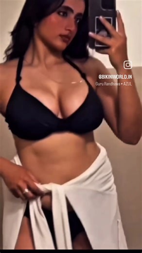 Hot cleav@ge scenes in 👙 bikini