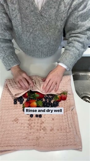 Keep your berries fresh for weeks with this storage method!