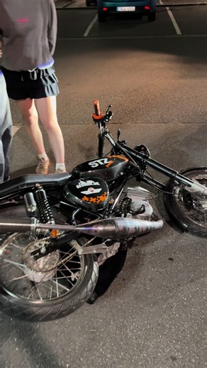 Ich finde ich hab das super gemacht! 🤭😂 Wie Parkt ihr euer Moped denn ein? @FreyaFoto #zwickau #mcs #mcdonalszwickau #STZmoped #moped @McDonalds Zwickau