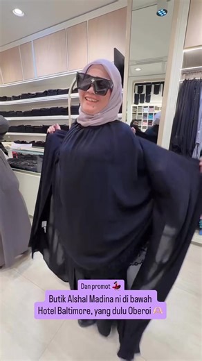 Masuk butik abaya Sekali staff butik ni tahu ac tt sya Haliza Maysuri Katanya butik Alshal baru buka di Madinah, Dia minta tolong saya promot Sebagai tanda terima kasih, dia beri diskaun 25%. Rezeki jangan ditolak, kan. Apalah salahnya tolong promosikan, sama2 ambik berkat. Kalau dtg Madinah boleh singgah ke butik Alshal Harga sekitar RM1,000 lebih hingga RM3,000–RM4,000 ke atas, ikut design dan material. Sangka baik, pandang baik. InsyaAllah, yang baik2 akan datang kepada kita.