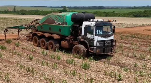 Os ASPs (Auto Propelidos) da Grunner são "smart machines" projetadas especificamente para a aplicação localizada de vinhaça e fertilizantes líquidos no setor sucroenergético. O destaque mais recente é o ASP S, lançado na Agrishow 2025, que trouxe as seguintes inovações: Capacidade Ampliada: Tanques de até 32.000 litros (ou 32,5 m³), representando um aumento de 45% em relação a modelos anteriores como o ASP X. Precisão Tecnológica: Utiliza sistemas georreferenciados para aplicação exata linha a l