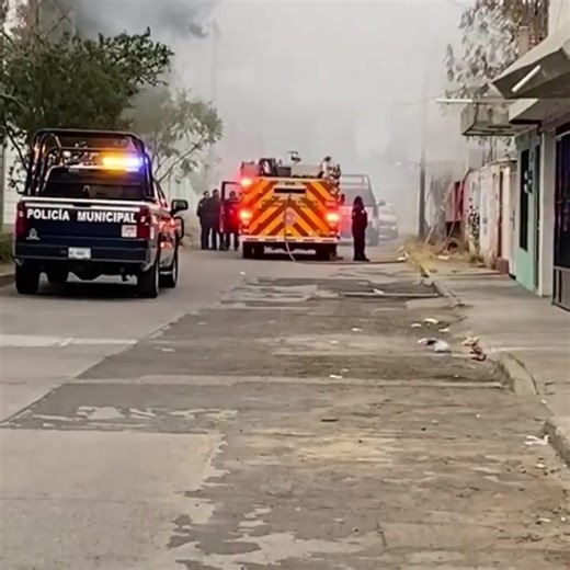 🔥ÚLTIMA HORA Se quema casa en la calle José Refugio Velazco de la Nazario Ortiz garza Ya se encuentran los bomberos. | Código Rojo