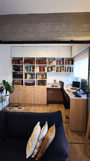 ✨ De Dormitorio Cerrado a Escritorio Integrado, Luminoso y Flexible ✨ En este proyecto, uno de los cambios más importantes fue transformar un antiguo dormitorio oscuro y aislado en un escritorio amplio, funcional y conectado con el living y la terraza. Para lograrlo, demolimos la pared que lo separaba del estar, permitiendo que la luz natural ingresara profundamente y ampliando visualmente todo el sector social. Diseñamos un escritorio en L orientado hacia la terraza, aprovechando las visuales y