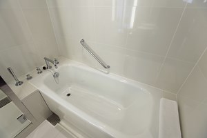 Comment réparer une baignoire trouée ?