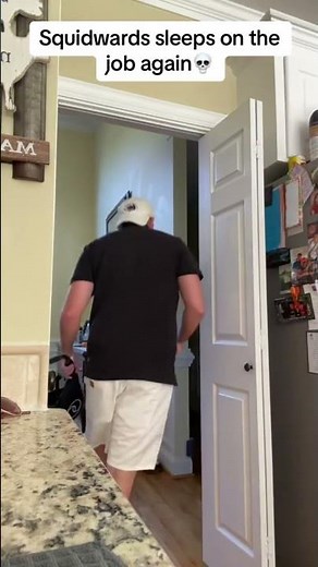 SpongeBob catches Squidward sleeping #comedy #funny