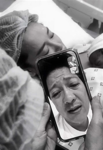 Có những sự trùng hợp đến lạ lùng...💕 Sinh con 3 lần, là 3 lần Ba Tí đều không thể túc trực ngay bên cạnh mẹ theo đúng nghĩa đen. Sanh chị Tiny thì ba đang ở trên máy bay, sanh anh Hope thì ba đang diễn trên sân khấu, lúc xuống thì Hope đã chào đời rồi... Đến con thì 5 giờ sáng Ba có lịch quay, vậy mà 1-2 giờ sáng vẫn không dám ngủ, cứ túc trực video call để canh mẹ sinh. Sau bao lần