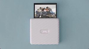 3.2K views | Ihr findet den neuen instax Link WIDE Printer spitze, kennt aber noch nicht alle Funktionen?樂 Kein Problem. In unserem Tutorial erfahrt ihr alles, was ihr über unseren neuen Smartphoneprinter wissen müsst.殺殺  Außerdem könnt ihr unsere Produkte jetzt ganz einfach miteinander vergleichen: https://www.fujifilm-instax.de/produktvergleich/ #LifeLiveWIDE | instax.de | Facebook