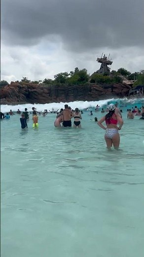 Disney’s Typhoon Lagoon Wave Pool | Massive 6ft. Waves