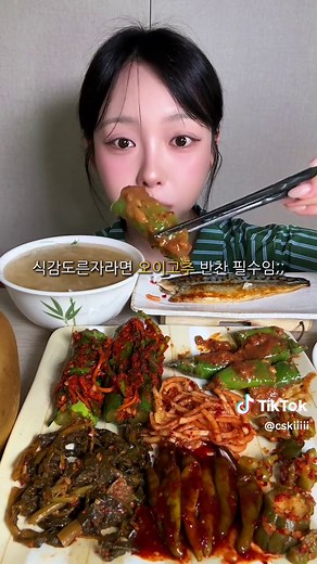 시원한 보리차물밥에 고등어구이 7첩반상 집밥 먹방🍚 📍반찬 정보 🫖보리차 물 🐟직화 고등어구이 (비비수산) 🤎시래기 된장지짐 (집반찬연구소) 🍱고추무침 (천년의 반찬) 🍱오이고추 된장무침 (식탁위의 사계 녹선) 🍱오이지무침 (반찬천국) 🍱무생채 🥒오이소박이 #먹방 #집밥 #eating #mukbang #asmr