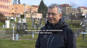 Předpověď počasí na Štědrý den je ta nejžádanější z celého roku. Otázka, jestli budou Vánoce bílé, nebo na blátě, se objevuje už od začátku prosince. Často přitom není úplně jasno ani několik dnů předem. Představa bílých Vánoc i v nížinách je ale podle klimatologů mýtus. A do budoucna budou zřejmě čím dál větší vzácností. | ČT24