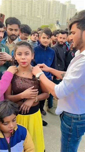 अंजलि इतनी ठंड में वीडियो बना रही है