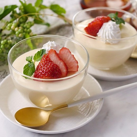 macaroni（マカロニ） on Instagram: "なめらかな口溶けで絶品！「#基本のババロア」このレシピのポイントは↓の投稿文をチェックしてくださいね✨ ---------------------------------- ✍️このレシピのポイントは… ✔️バニラの香りが口いっぱいに広がる💕 ✔️濃厚な味わい😊 ✔️なめらかな口溶け🤤 ---------------------------------- ご質問はお気軽にコメント欄にどうぞ😊⁠ macaroni の料理家が⁣返信いたします👩‍🍳✨⁠ 「保存」をしておくと、レシピを見返すときに便利👏 おいしそうと思った方は「いいね」で教えてね💞 ■調理時間：30分 ※冷蔵庫で冷やし固める時間は含みません。 ■材料（2人分) ・卵黄：2個 ・グラニュー糖：50g ・牛乳：150cc ・バニラペースト：小さじ1/3杯 ・粉ゼラチン：5g ・水：大さじ2杯 ・生クリーム（40%）：150cc ＜トッピング＞ ・生クリーム（八分立て）：適量 ・いちご：2粒 ・ミント：適量 ■下ごしらえ ・ゼラチンは冷水を加えてふやかしま