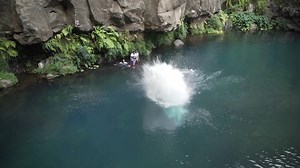 A La Réunion, les Cliff Jumpers 🔽😮 Les Cliff Jumpers sont une bande de jeunes qui sautent dans l’eau depuis des falaises. A la fois un sport extrême et un art de vivre, ils entrent dans l’eau à près de 70 km/h ! | C pas si loin