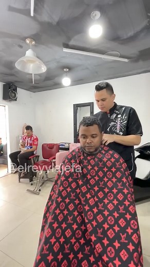 2.9M views · 38K reactions | Cuando me voy a peluquear #sketchcomedy #esposos #reelsviralシ #comedia #sketching #reels #toxicas #novia #reelsviral #esposa #sketch #humormexicano #elreyylajefa #matrimonios #familiapeluche | El rey y la jefa | Facebook