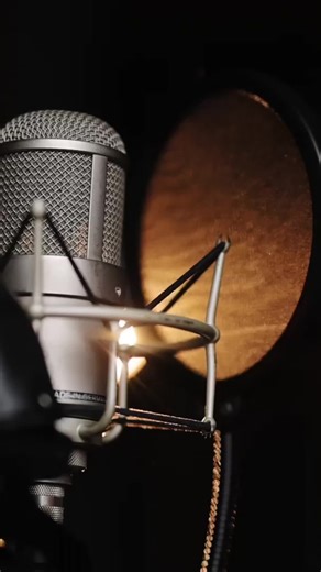 Prefect your recordings by understanding the Proximity Effect. The distance you are from the mic affects how warm or thin your vocals sound. Get the details in the video and like, comment, and follow for more useful recording tips! #homestudio #soundengineer #protools #logic #recordingtips #independentartist #rappersoftiktok #singersoftiktok #singer #singersongwriter #rapperlife #vocals #mixingmusic #recordingartist #recordingmusic #musicstudio #studiolife #musicengineer