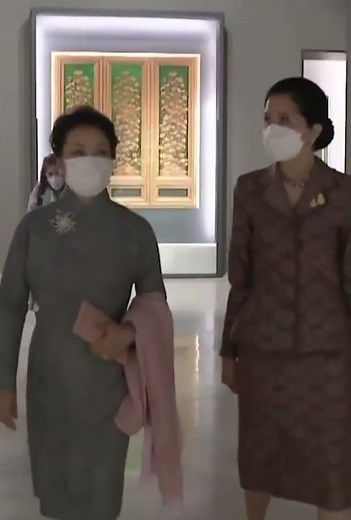 彭丽媛同亚太经合组织经济体领导人及代表配偶共同参观大城府国家艺术博物馆 | CCTV